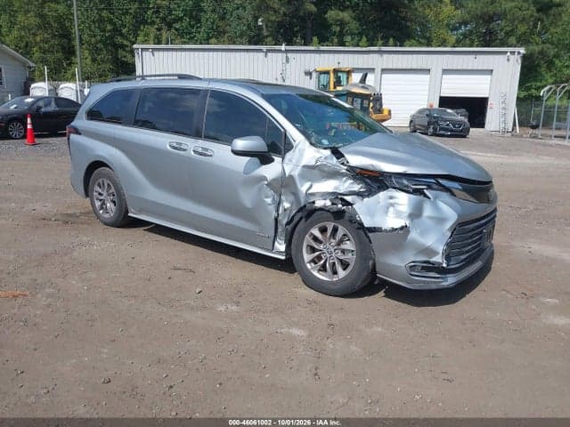 2021 TOYOTA SIENNA XLE