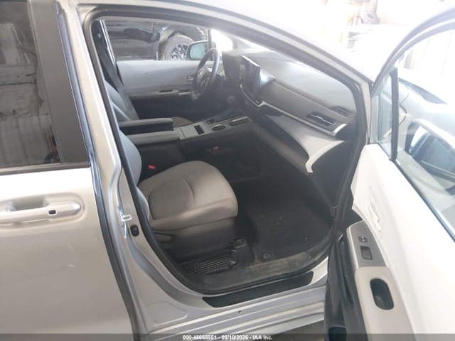 2025 TOYOTA SIENNA LE 5