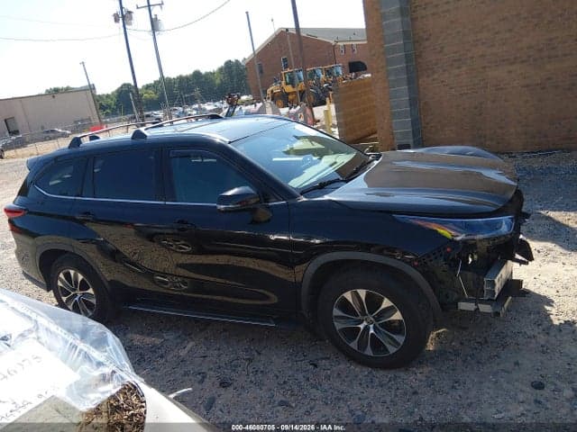 2021 TOYOTA HIGHLANDER XLE 13