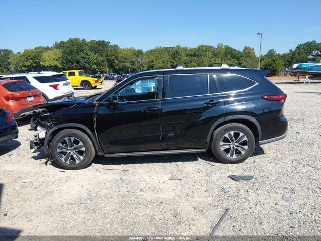 2021 TOYOTA HIGHLANDER XLE 14