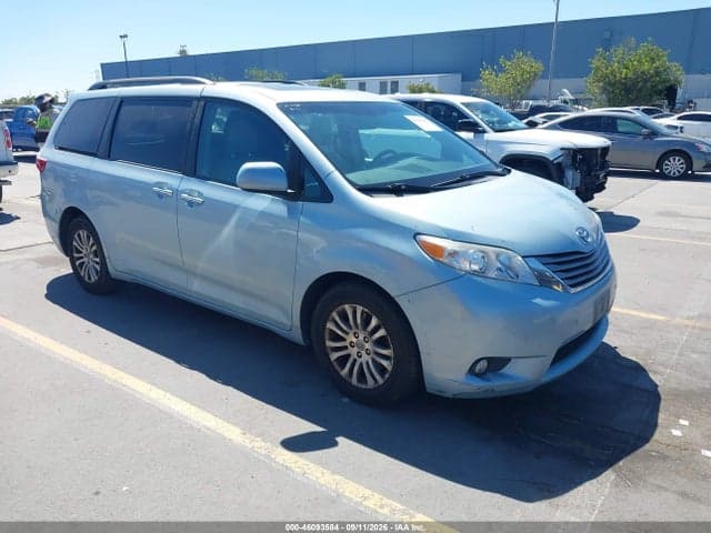 2017 TOYOTA SIENNA XLE 8 PASSENGER