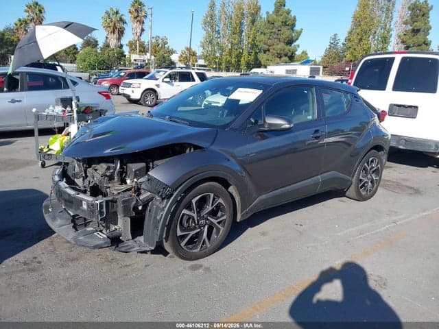 2019 TOYOTA C-HR XLE 2
