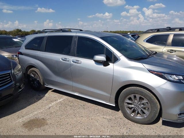 2025 TOYOTA SIENNA 13