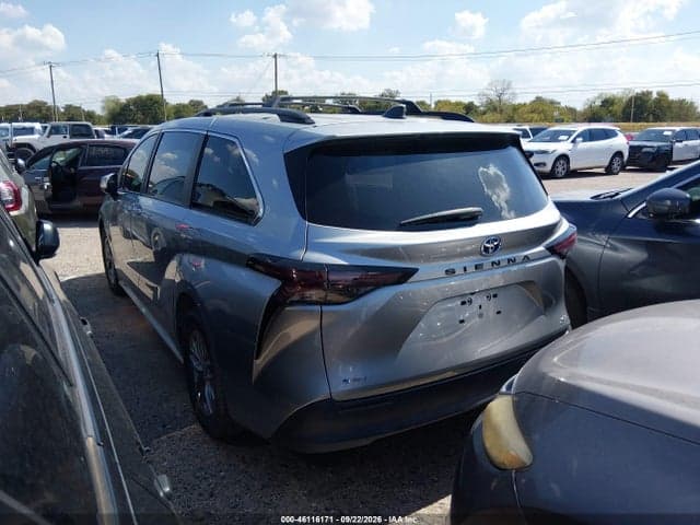 2025 TOYOTA SIENNA 3