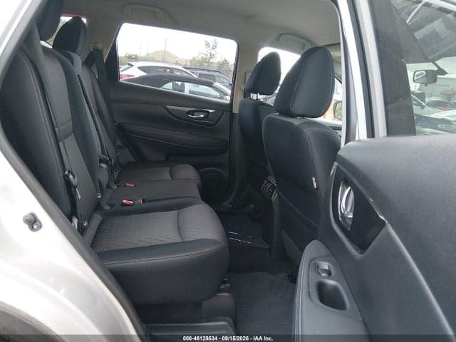 2017 NISSAN ROGUE SV 8