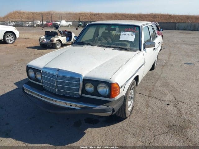 1982 MERCEDES-BENZ 240 D 2