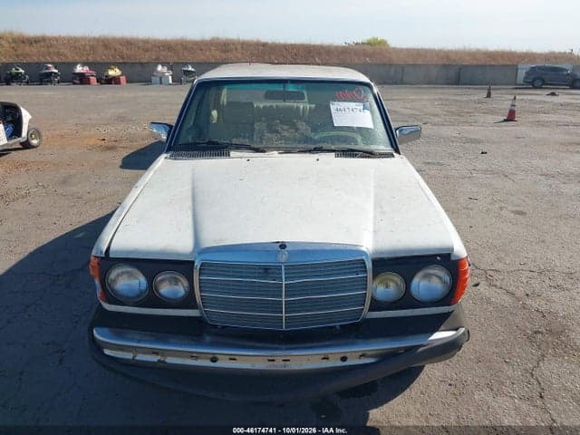 1982 MERCEDES-BENZ 240 D 6