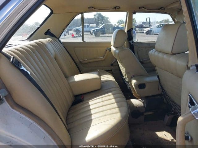1982 MERCEDES-BENZ 240 D 8