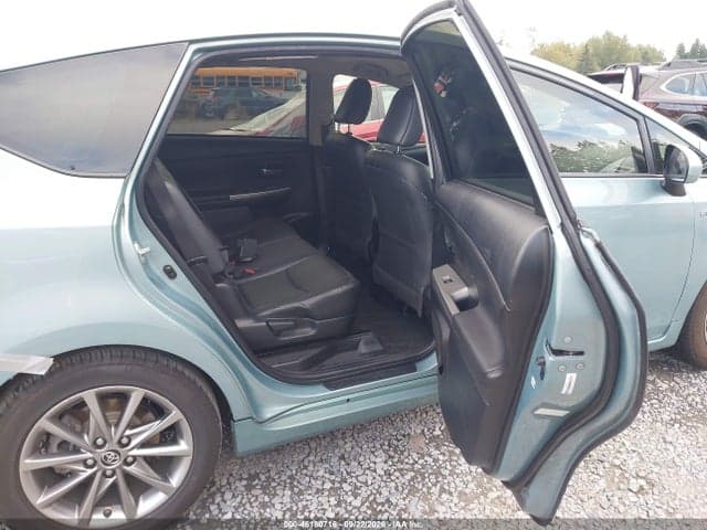 2017 TOYOTA PRIUS V FIVE 8