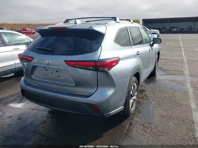 2023 TOYOTA HIGHLANDER XLE 4