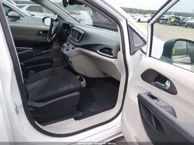 2023 CHRYSLER VOYAGER LX 5