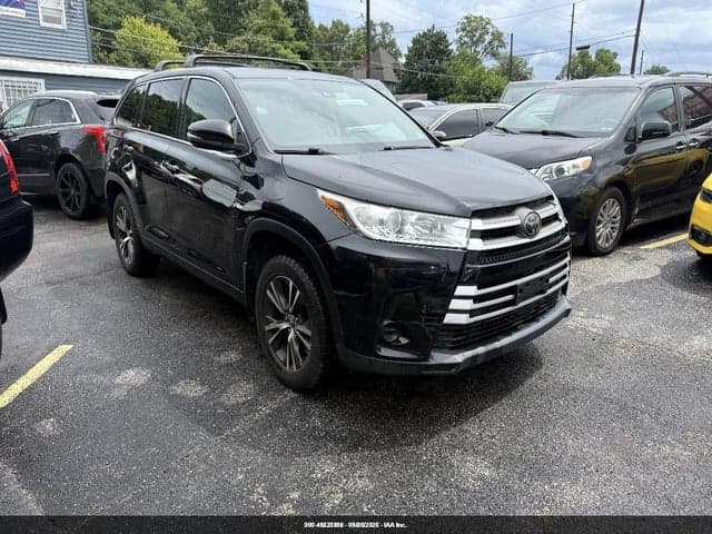 2018 TOYOTA HIGHLANDER LE 1
