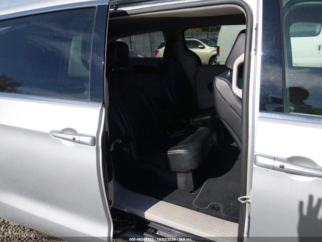 2024 CHRYSLER PACIFICA TOURING L 8