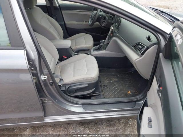 2018 HYUNDAI ELANTRA SE 5