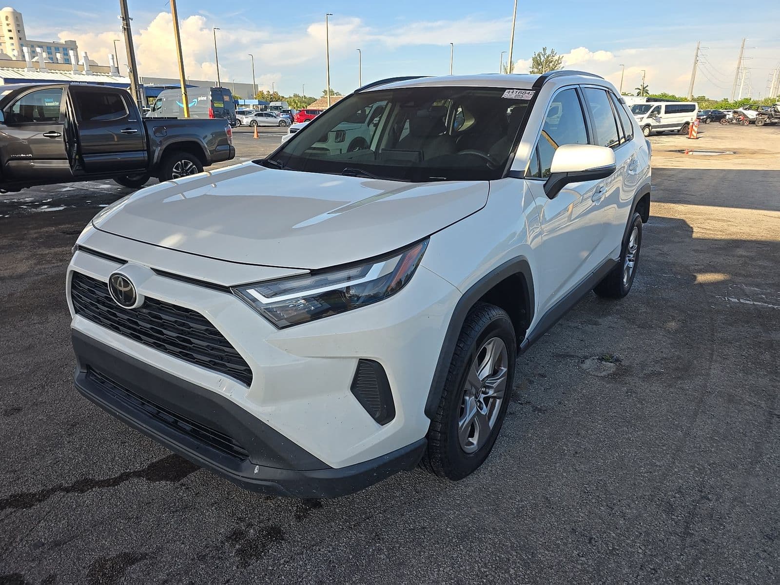 2022 TOYOTA RAV4 XLE