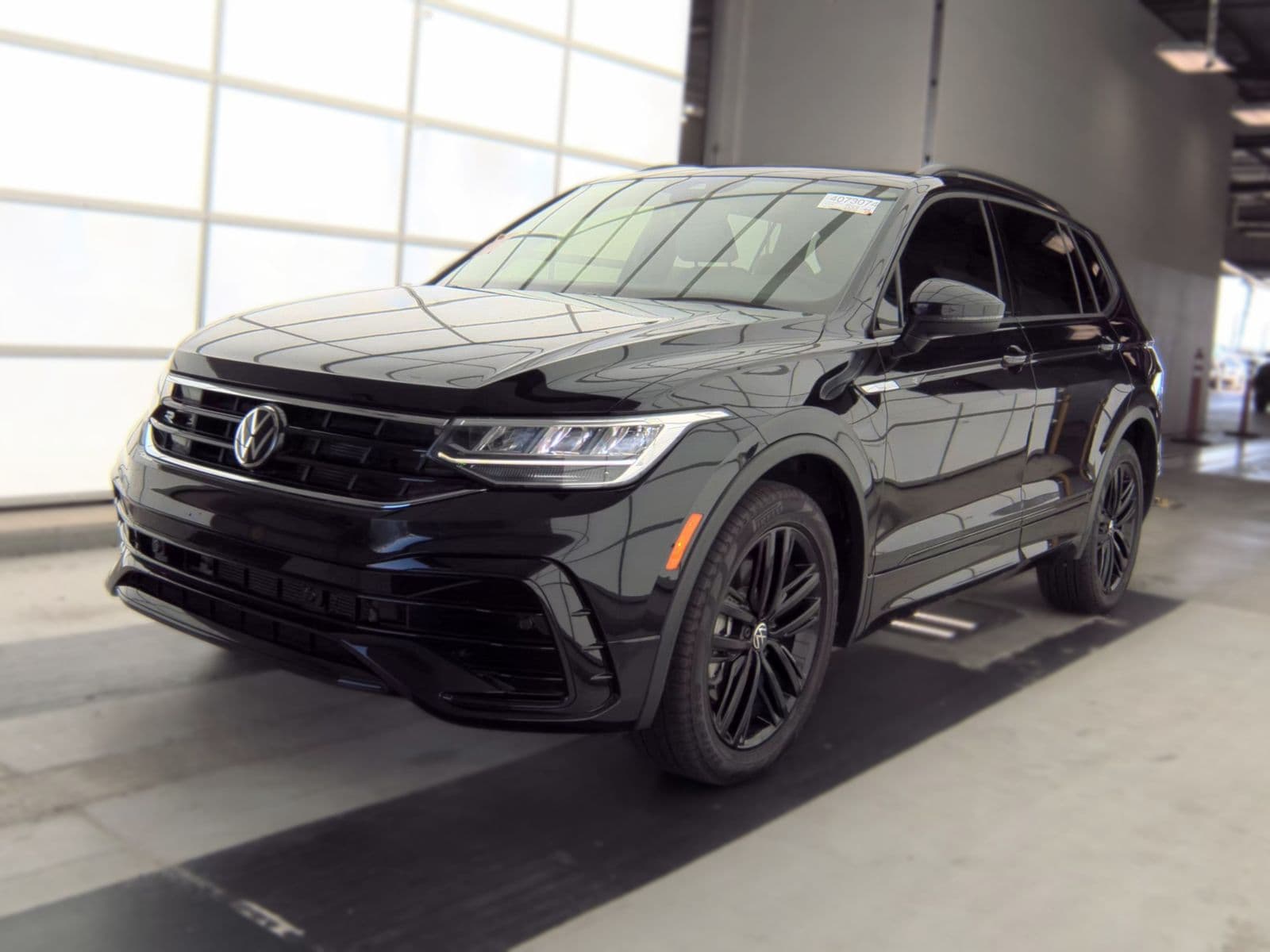 2022 VOLKSWAGEN TIGUAN 2.0T SE R-LINE Black