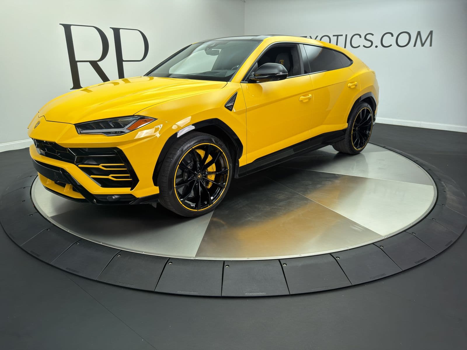 2021 LAMBORGHINI URUS PEARL Capsule