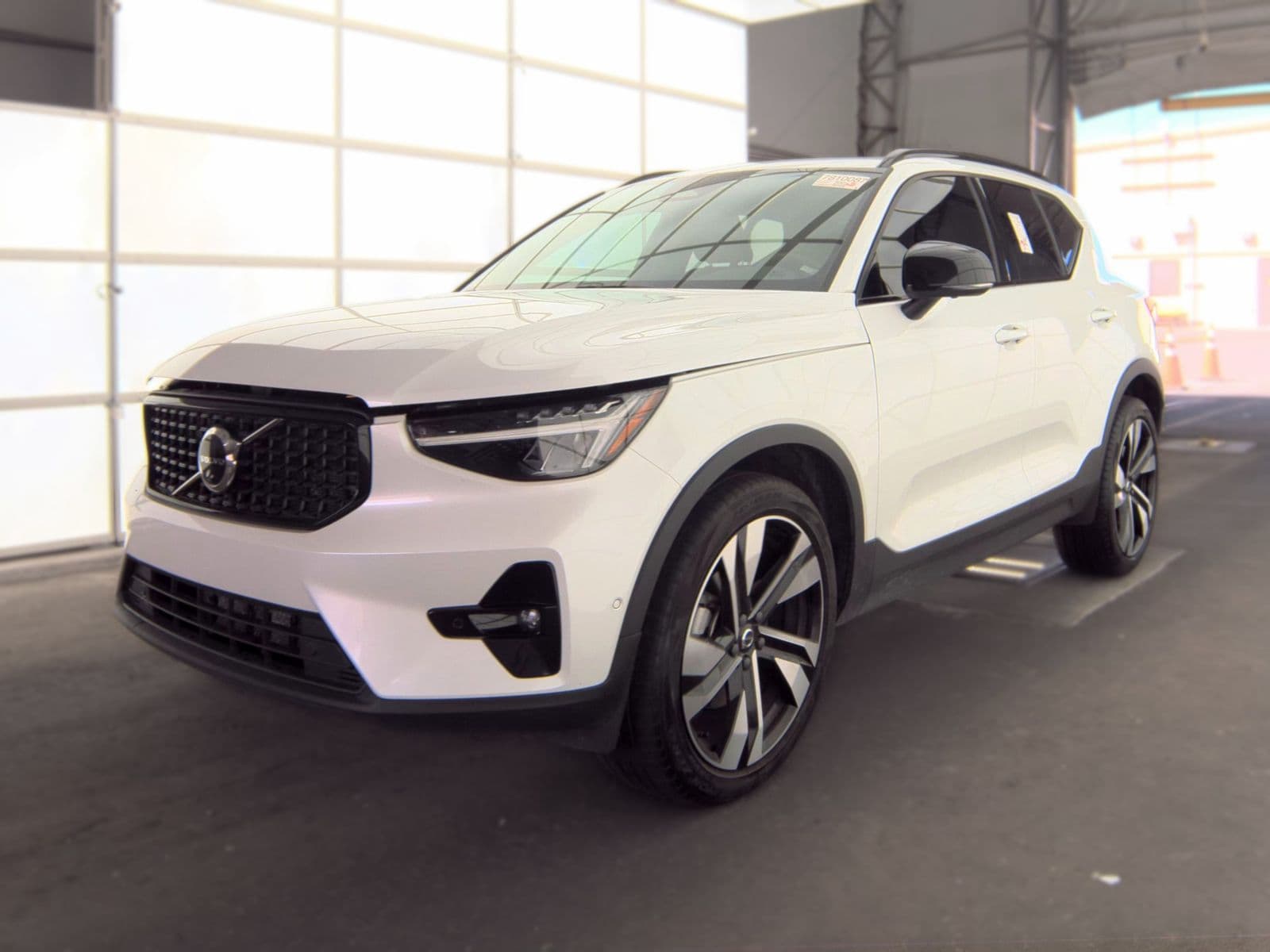 2023 VOLVO XC40 B5 Plus