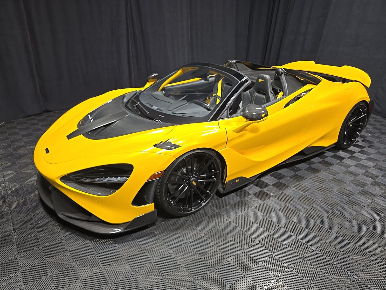 2022 MCLAREN 765LT Base