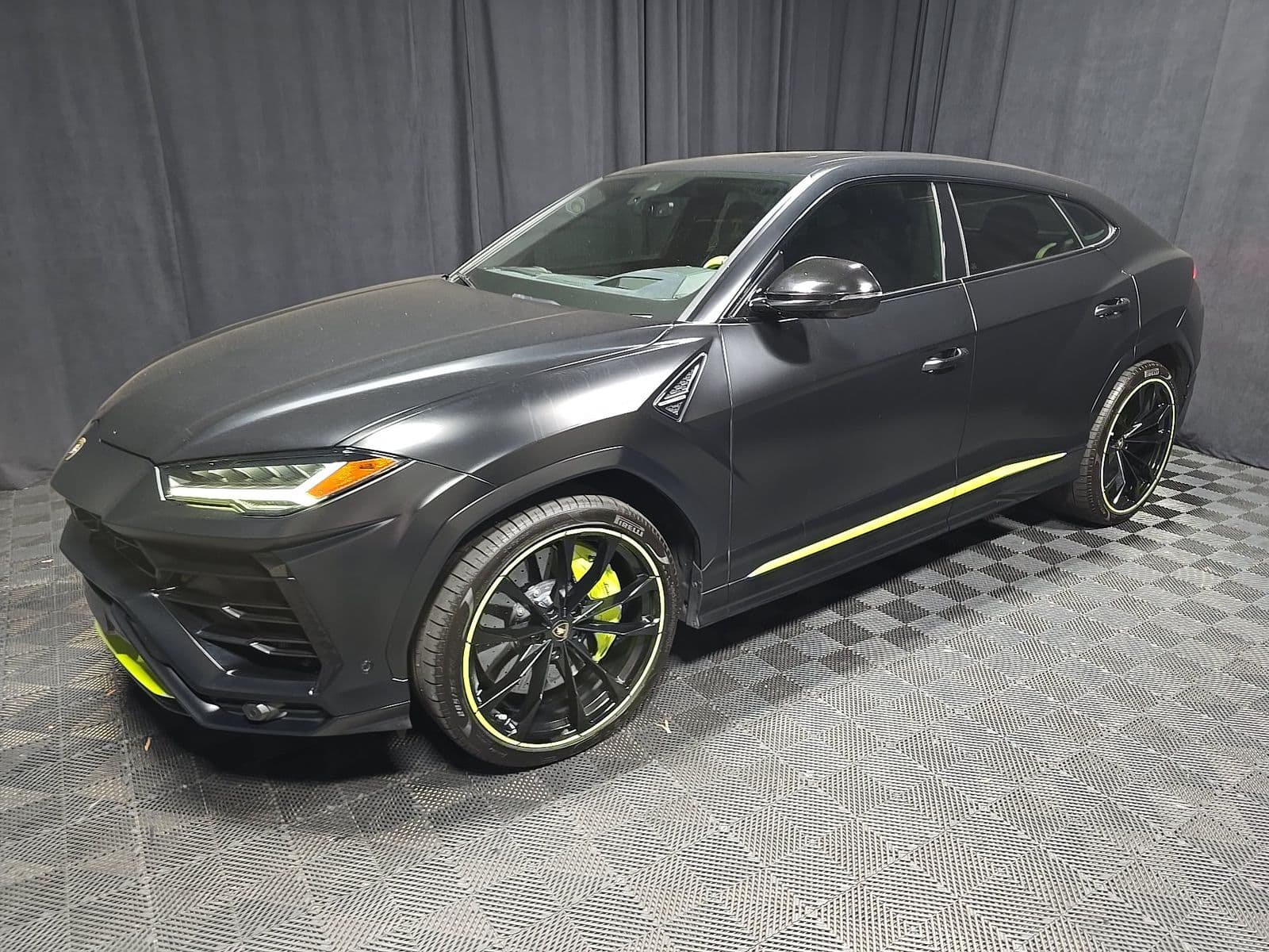 2022 LAMBORGHINI URUS Base