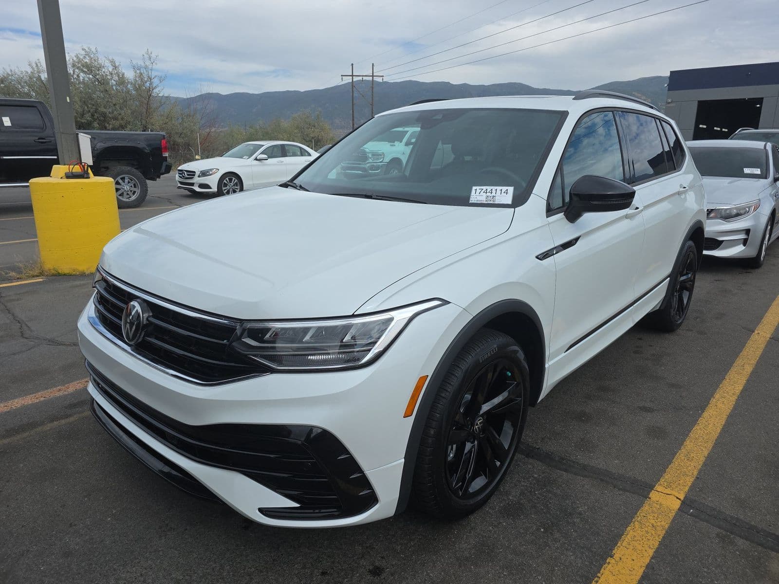 2023 VOLKSWAGEN TIGUAN 2.0T SE R-LINE Black