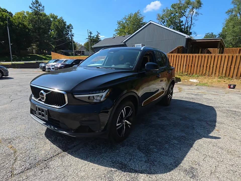 2023 VOLVO XC40 B5 Core 1