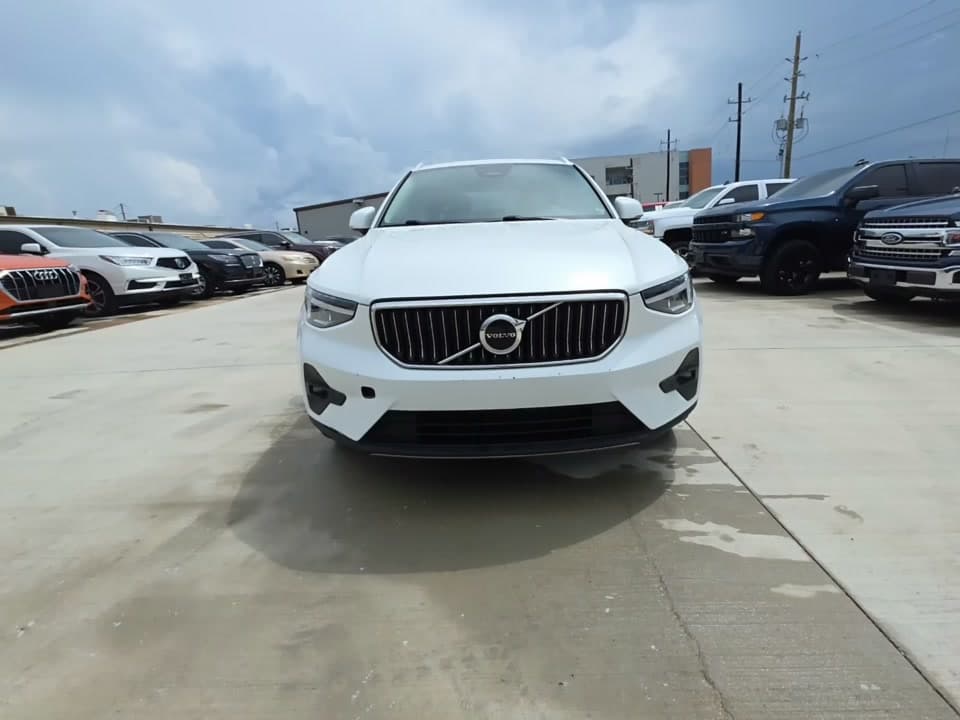 2023 VOLVO XC40 B5 Plus 1