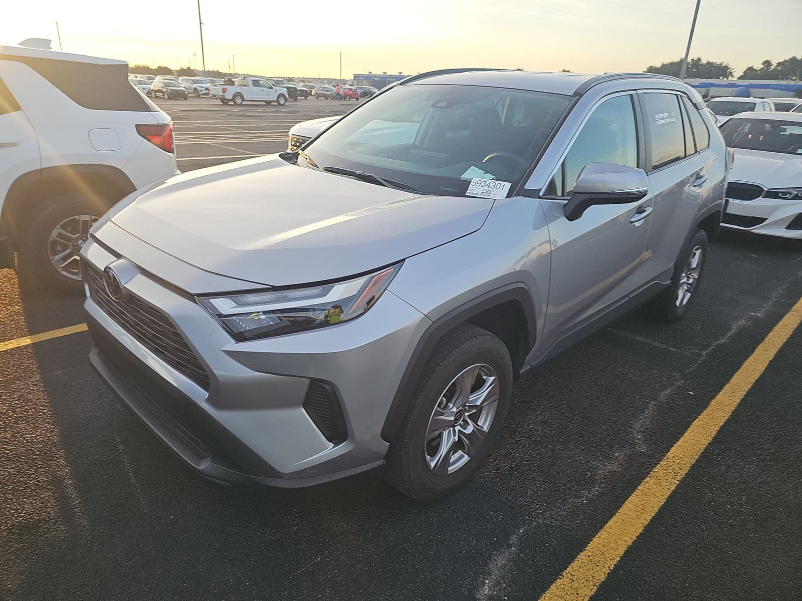 2025 TOYOTA RAV4 XLE