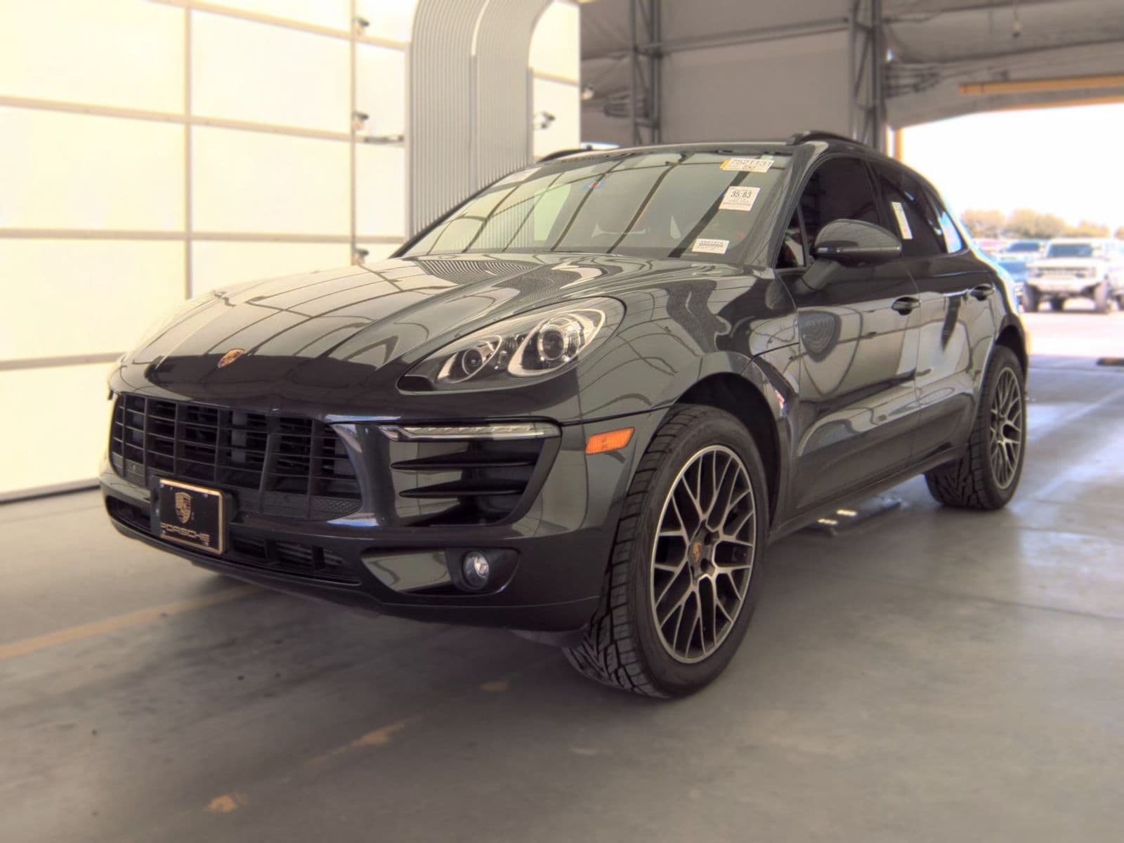 2018 PORSCHE MACAN Base 1