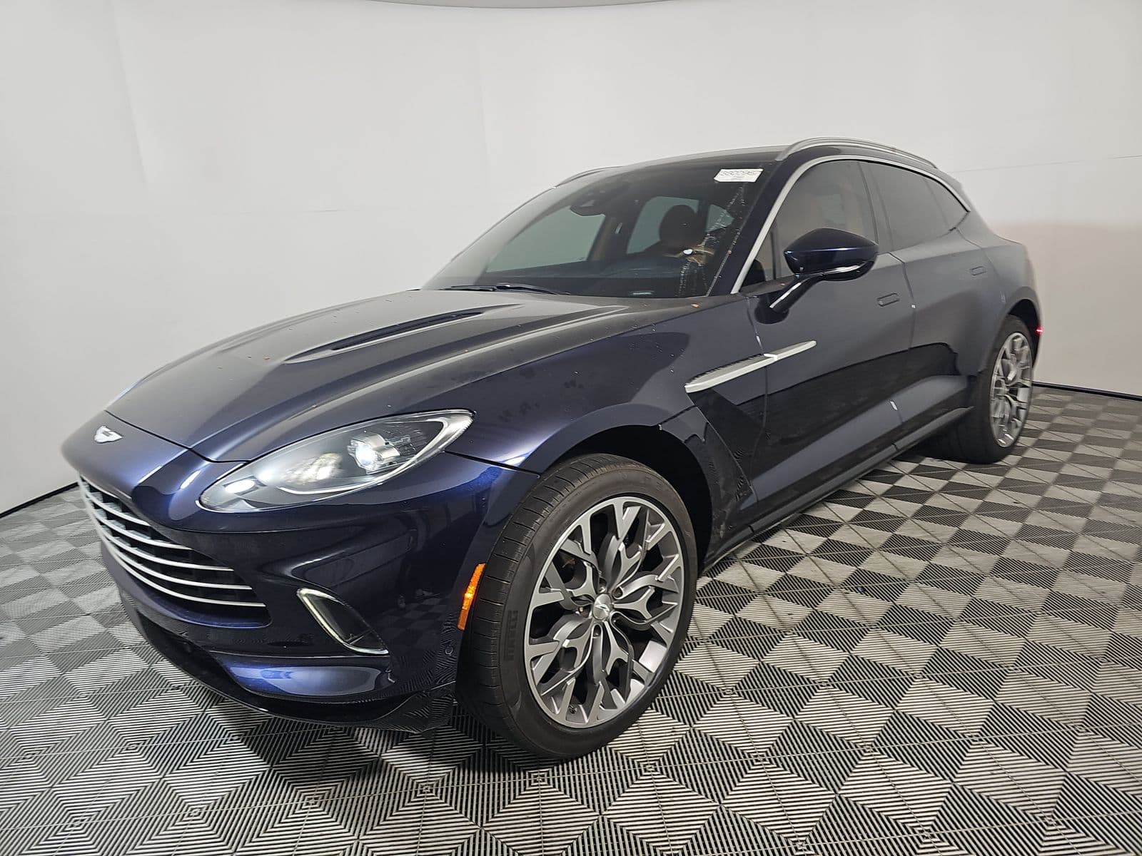 2021 ASTON MARTIN DBX Base