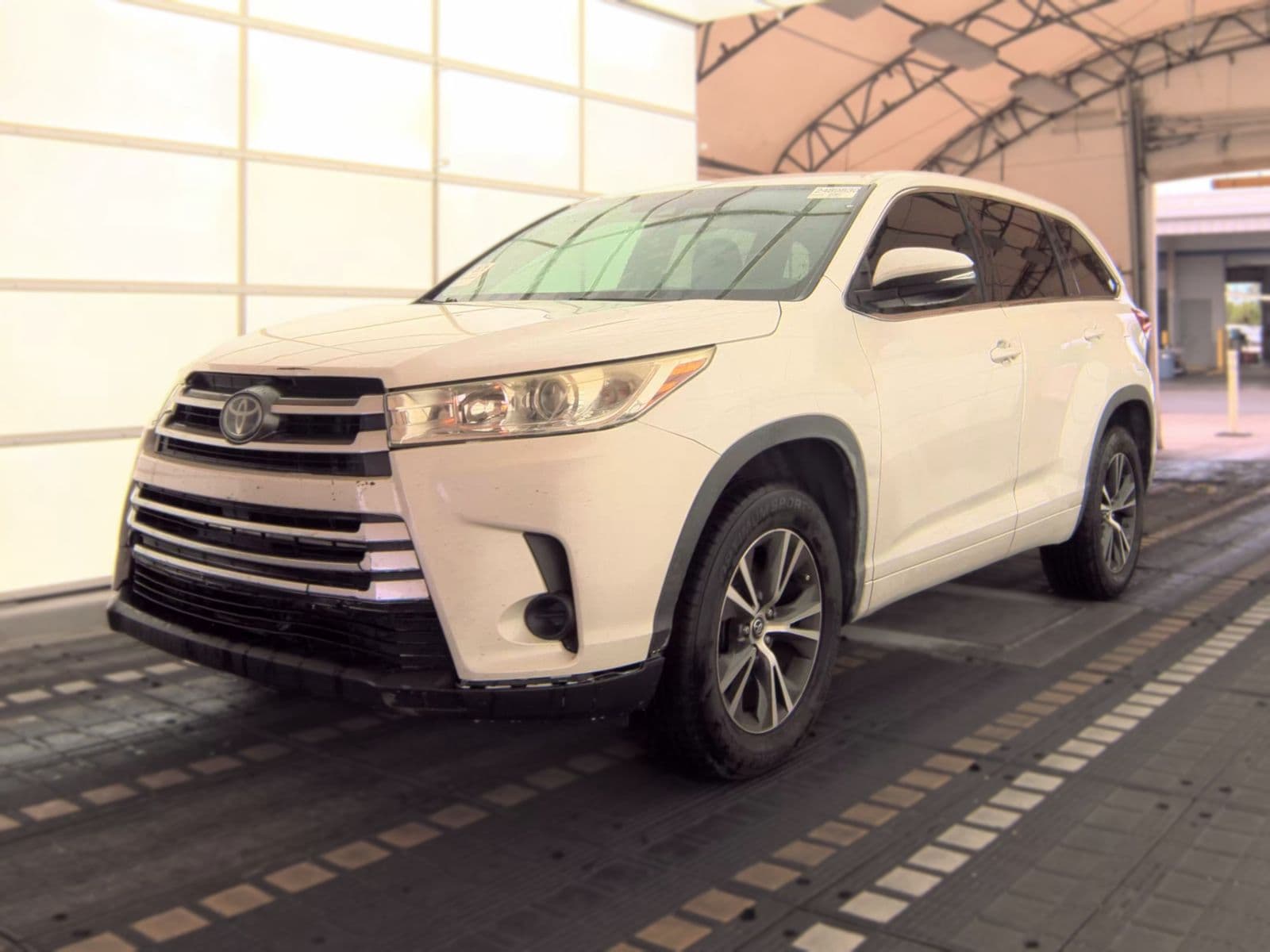 2017 TOYOTA HIGHLANDER LE 1