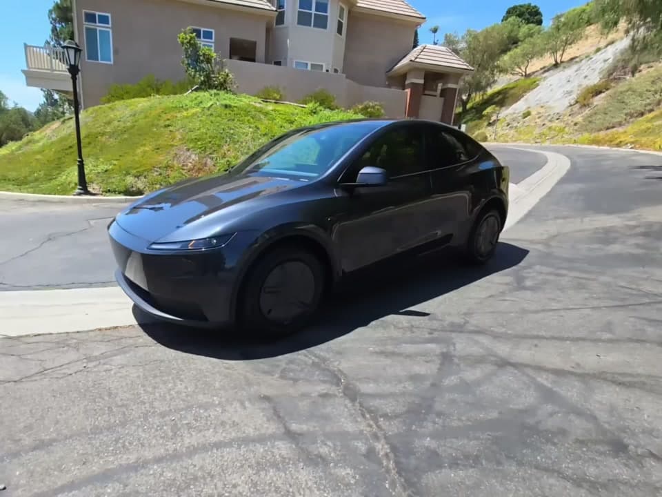 2026 TESLA MODEL Y Standard