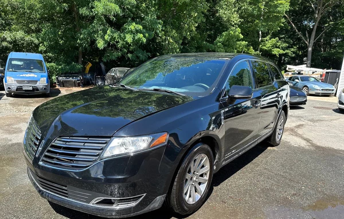 2017 LINCOLN MKT Base 1