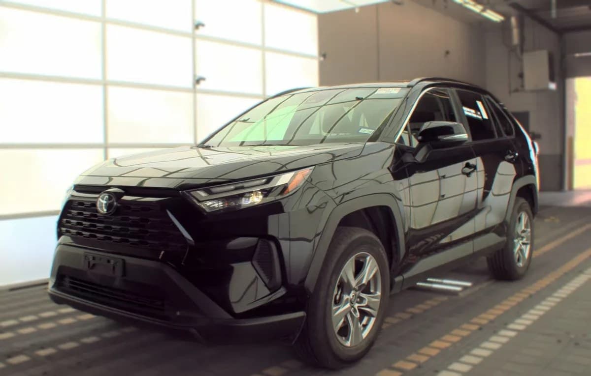 2025 TOYOTA RAV4 XLE