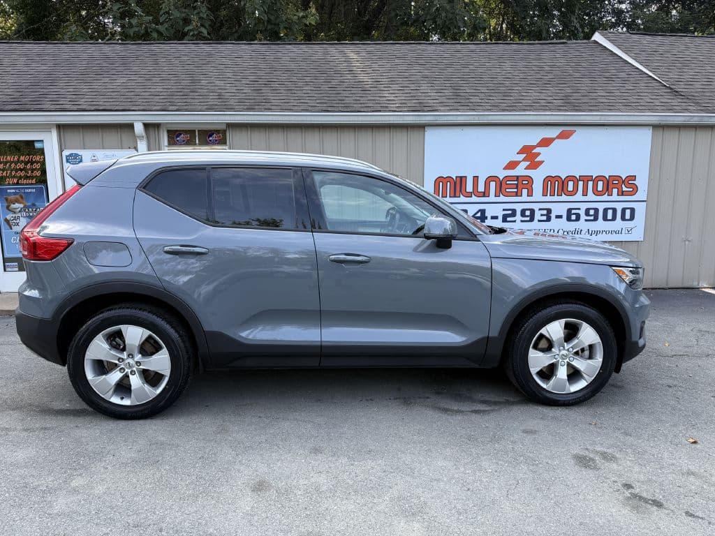2022 VOLVO XC40 T4 Momentum