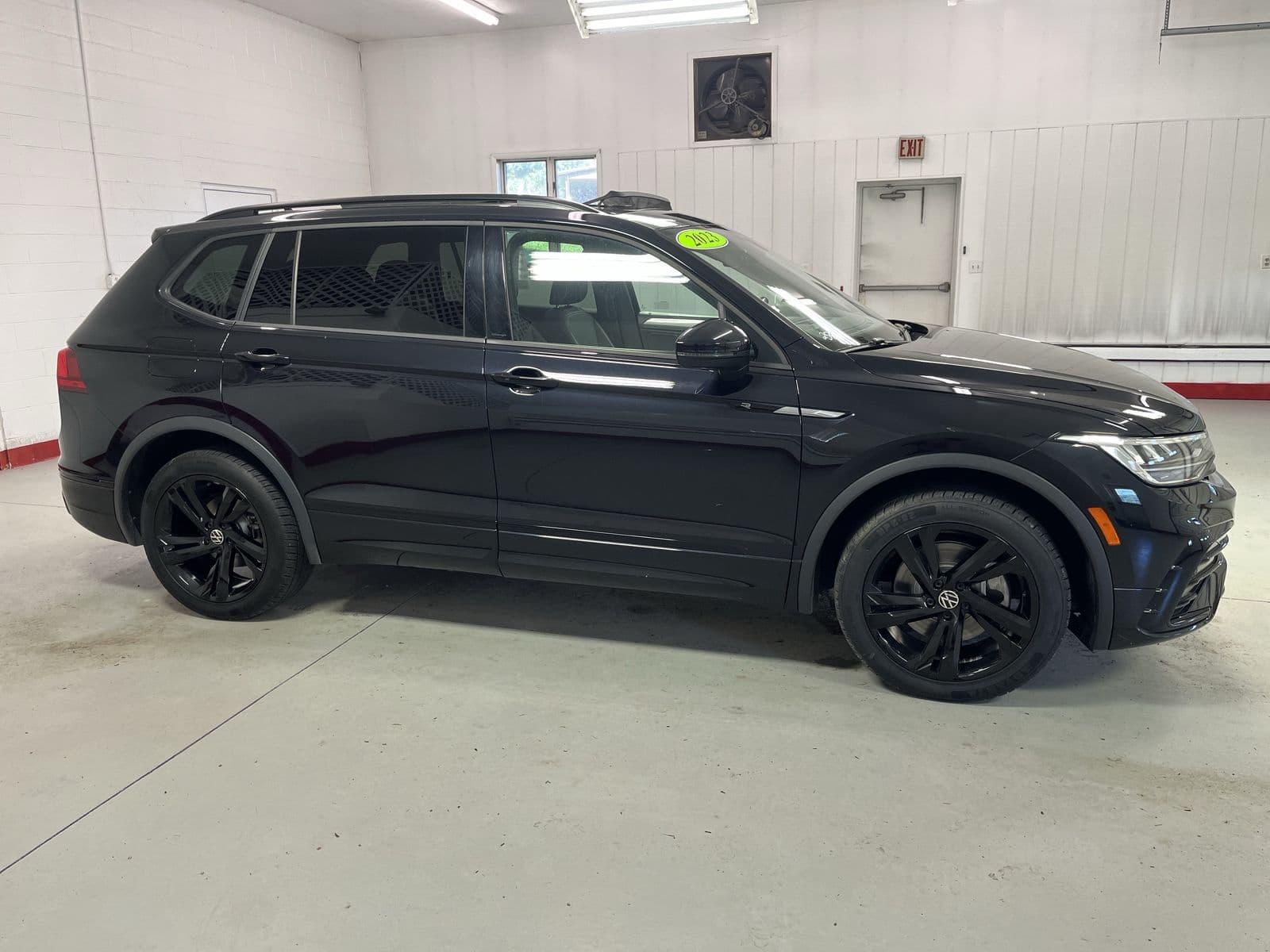 2023 VOLKSWAGEN TIGUAN 2.0T SE R-LINE Black