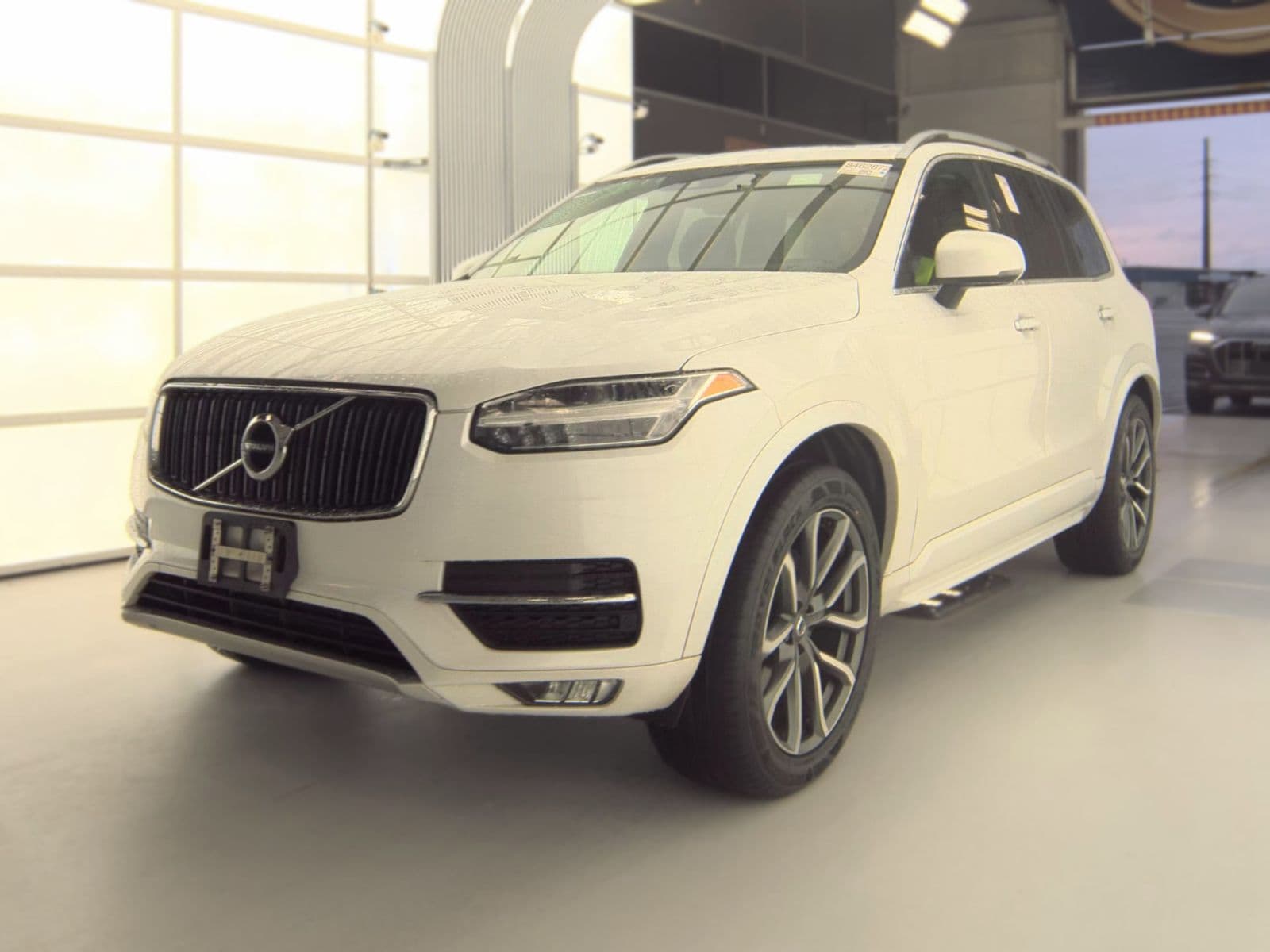 2017 VOLVO XC90 T6 Momentum