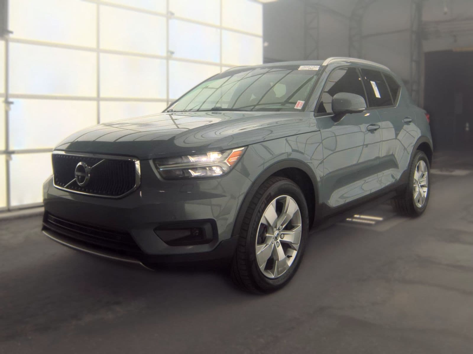 2021 VOLVO XC40 T5 Momentum