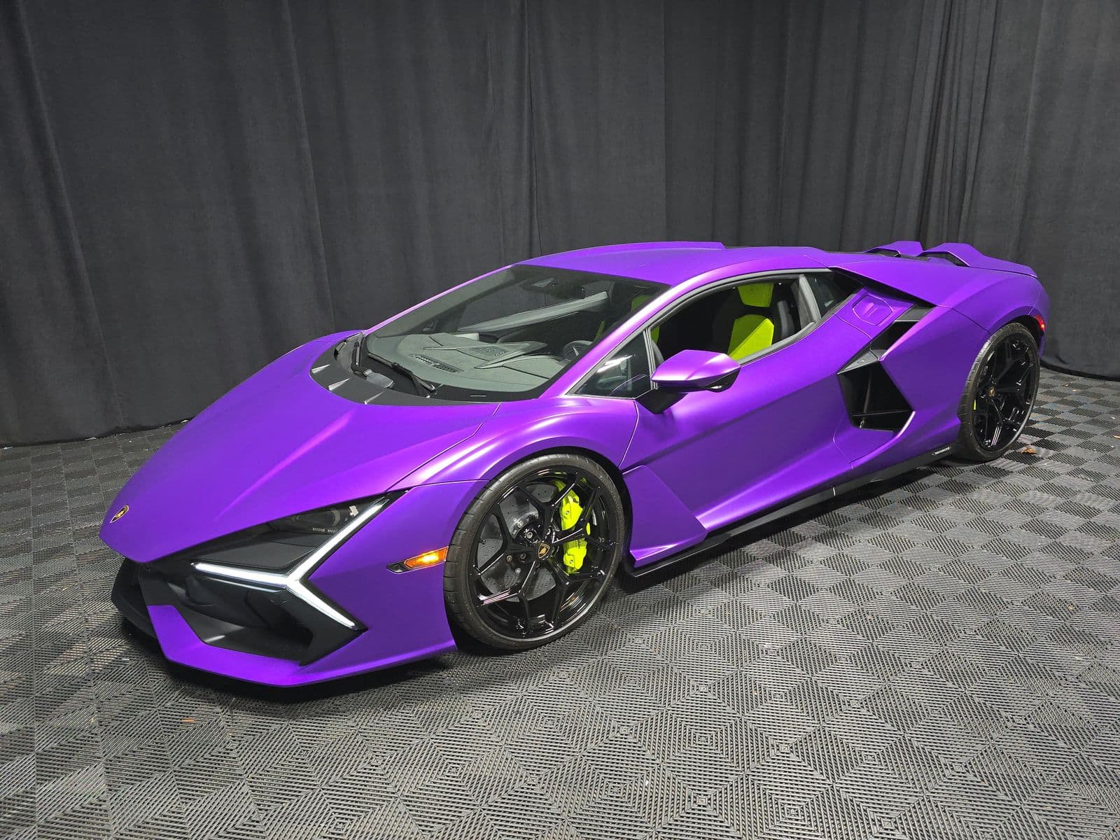 2025 LAMBORGHINI REVUELTO Base