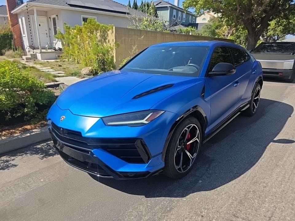 2023 LAMBORGHINI URUS S