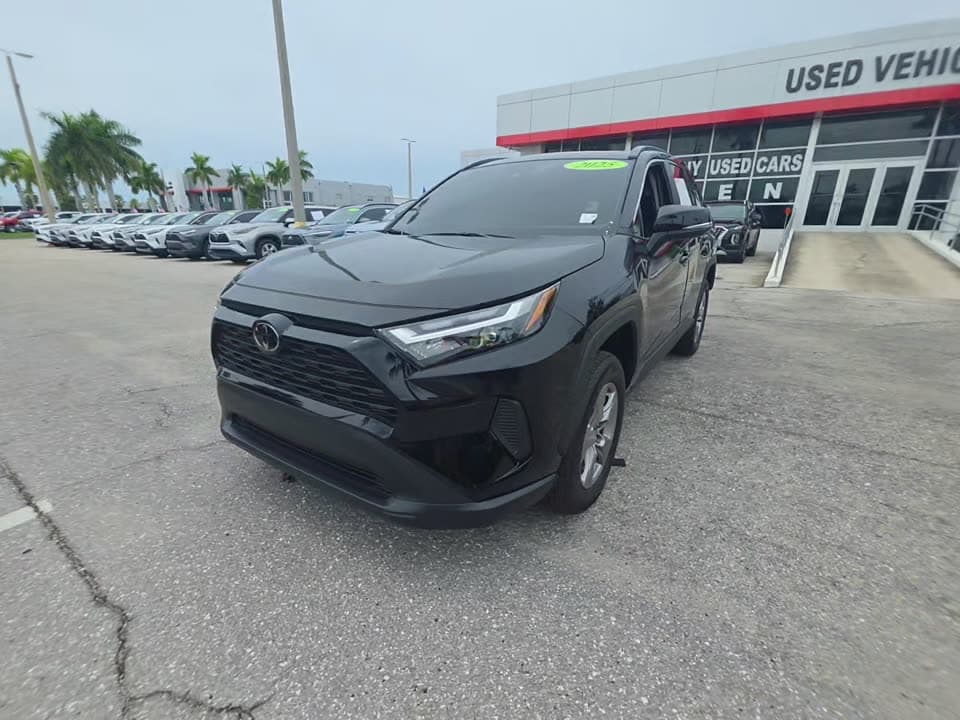 2025 TOYOTA RAV4 XLE