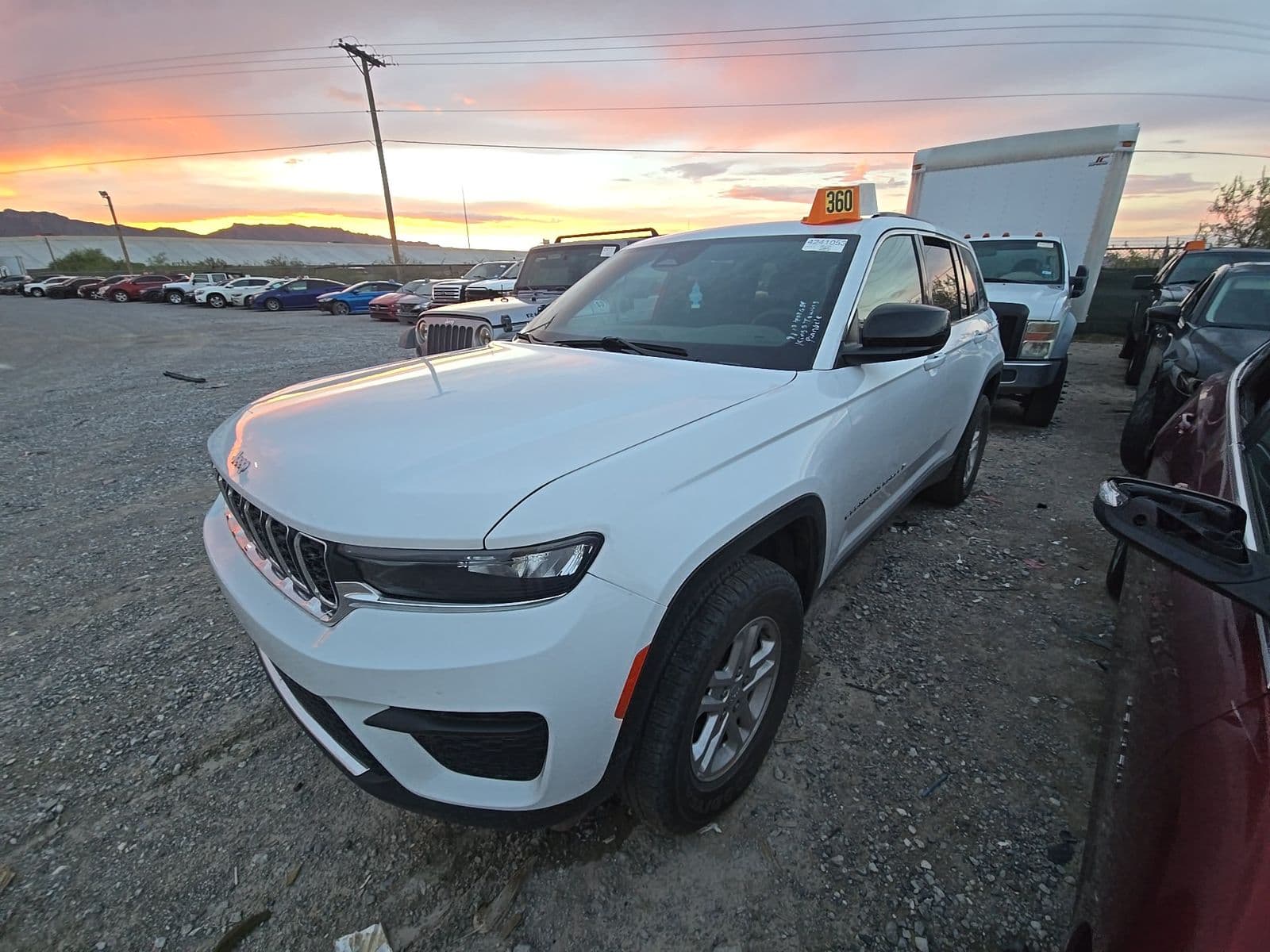 2024 JEEP GRAND CHEROKEE Laredo