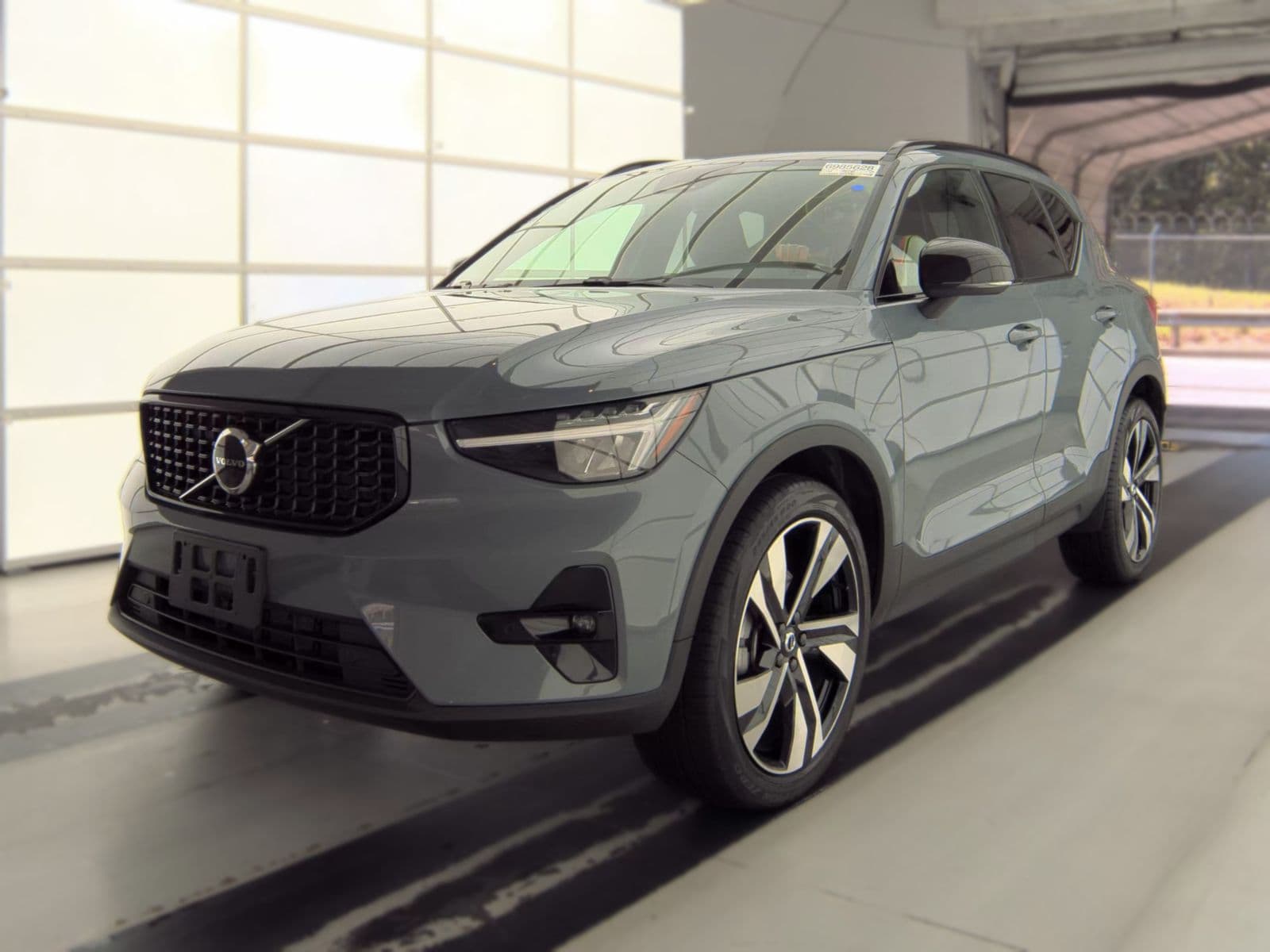 2023 VOLVO XC40 B5 Plus