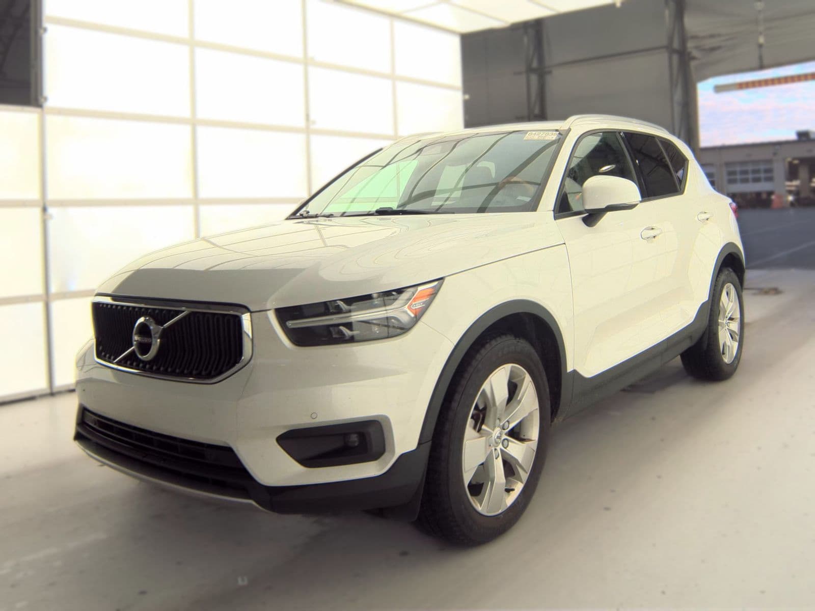 2022 VOLVO XC40 T5 Momentum