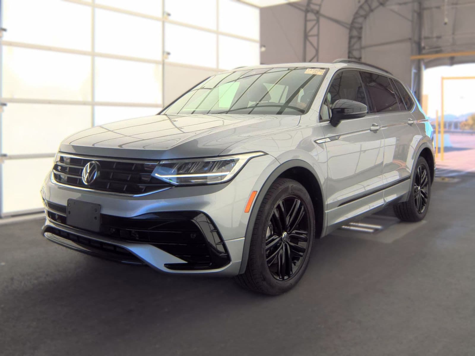 2022 VOLKSWAGEN TIGUAN 2.0T SE R-LINE Black