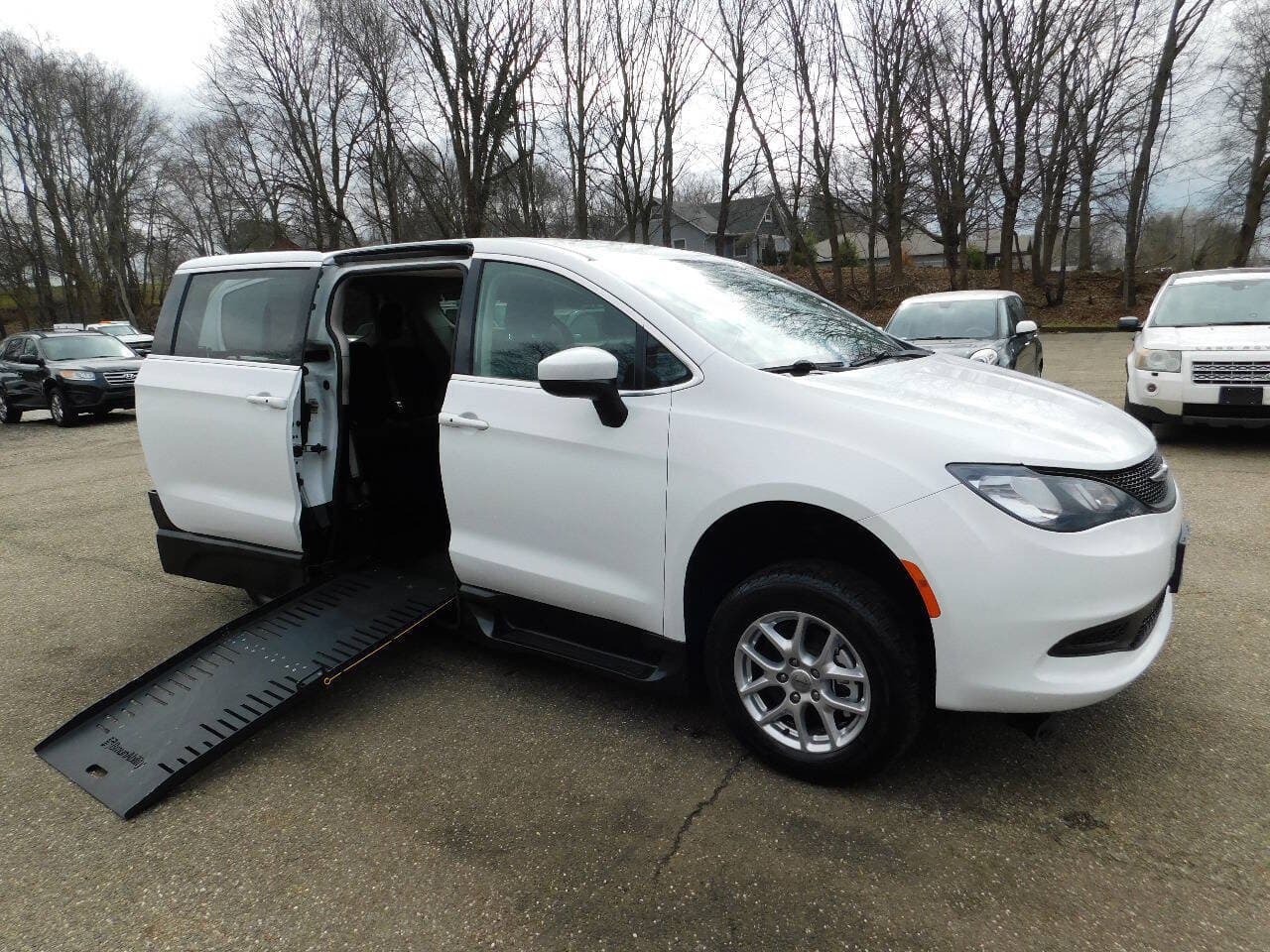 2022 CHRYSLER VOYAGER LX