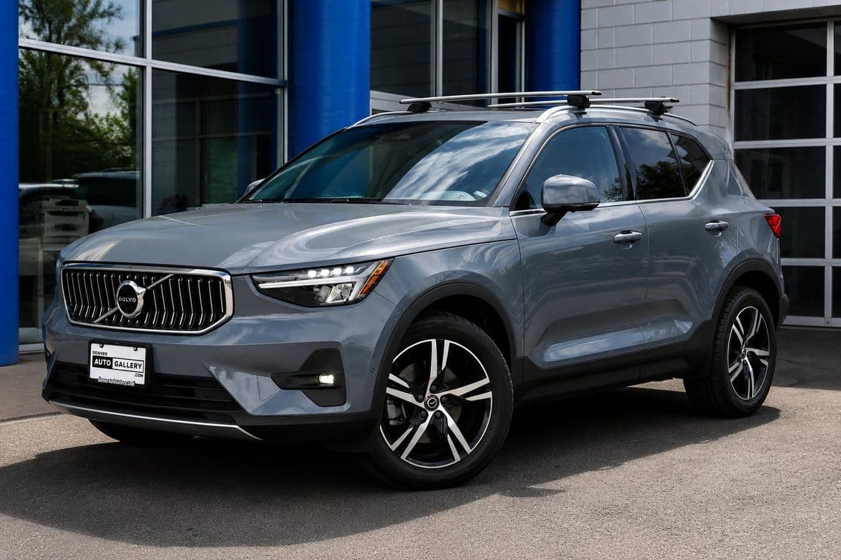 2023 VOLVO XC40 B5 Plus