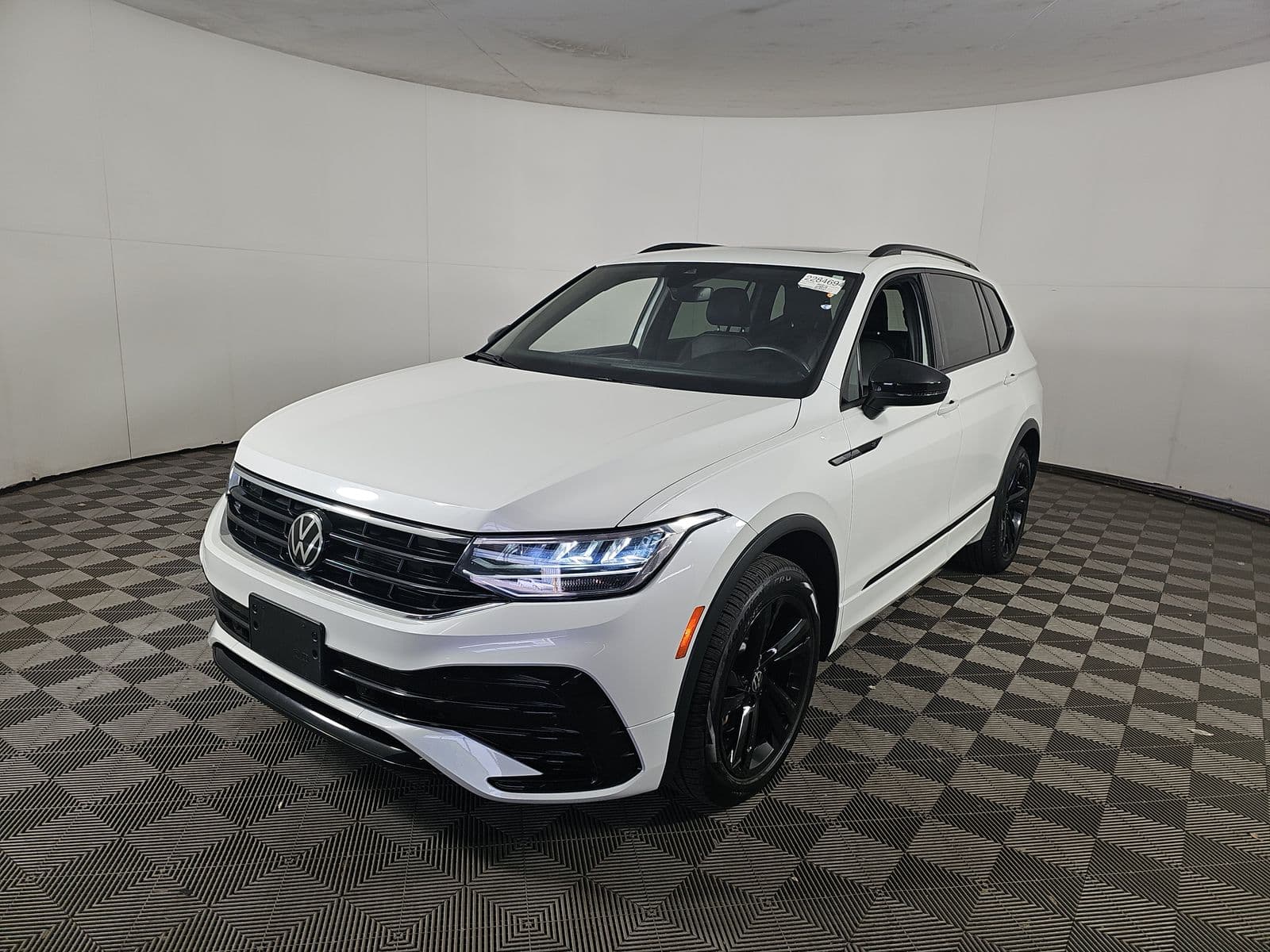 2024 VOLKSWAGEN TIGUAN 2.0T SE R-LINE Black