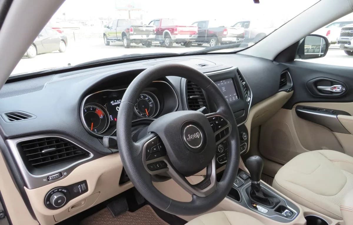 2019 JEEP CHEROKEE Latitude 7