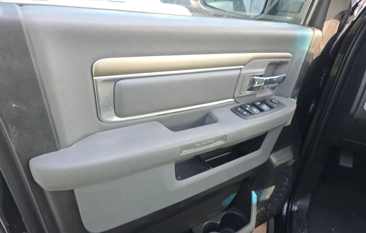 2019 RAM 1500 CLASSIC SLT CREW CAB MEDIUM BED 6